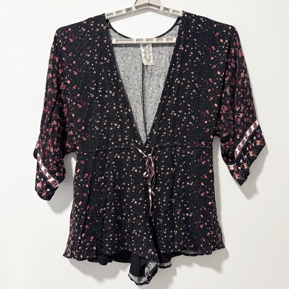 Sadie & Sage Floral Romper Womens‎ Size Medium Black and Red Deep V-neck Boho